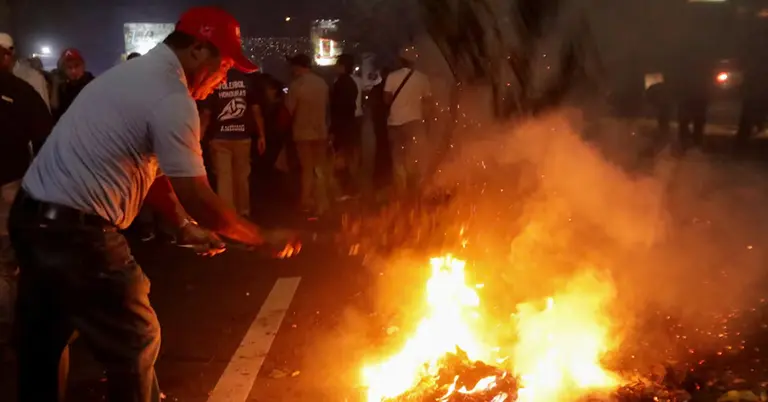 হন্ডুরাসে টায়ারে অগ্নিসংযোগ করে বিক্ষোভ